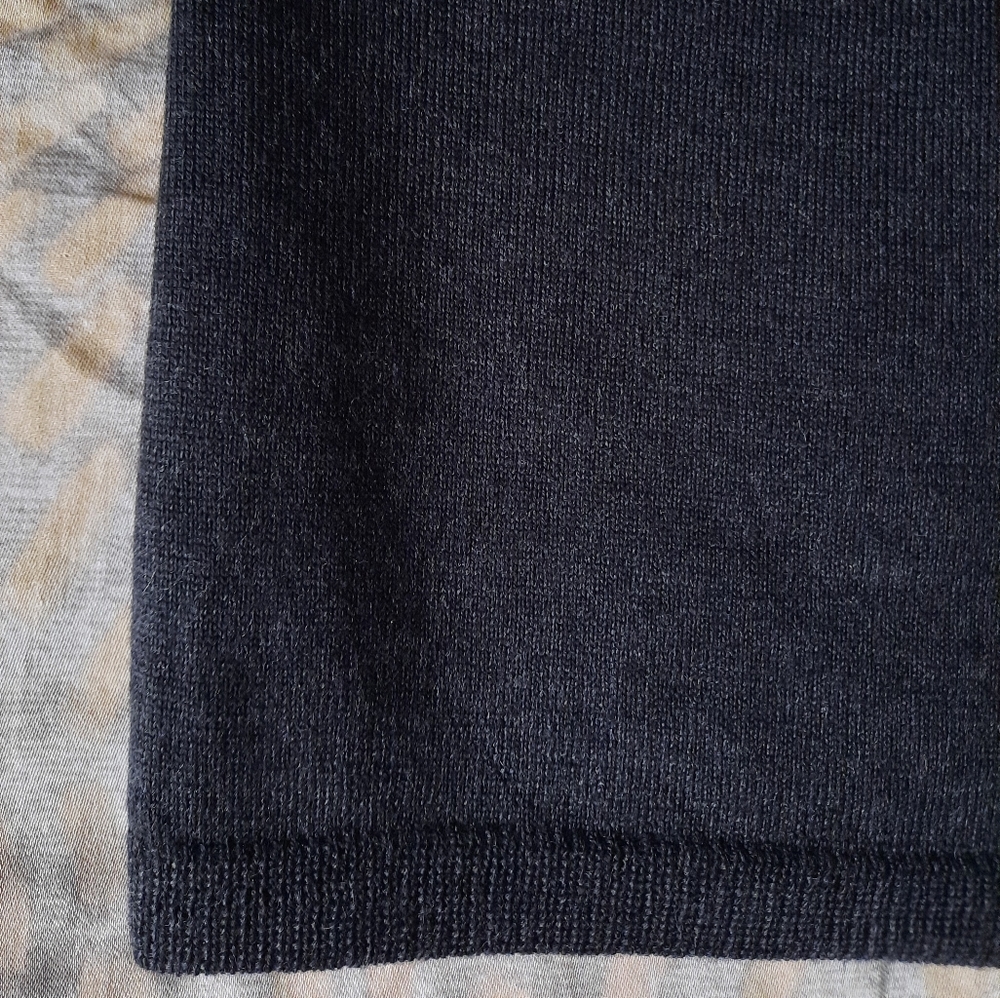 Banana Republic merino wool V- neck sweater size L. - Picture 6 of 9